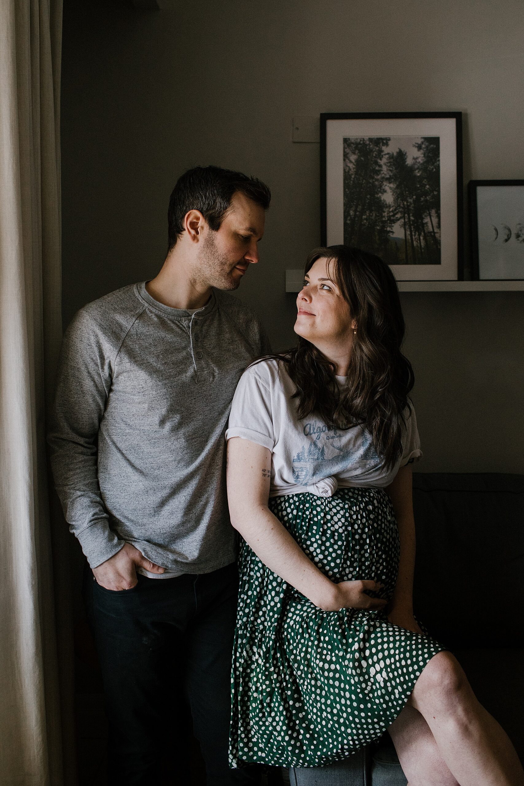 35 Creative and Heartwarming Couple Maternity Photoshoot Ideas